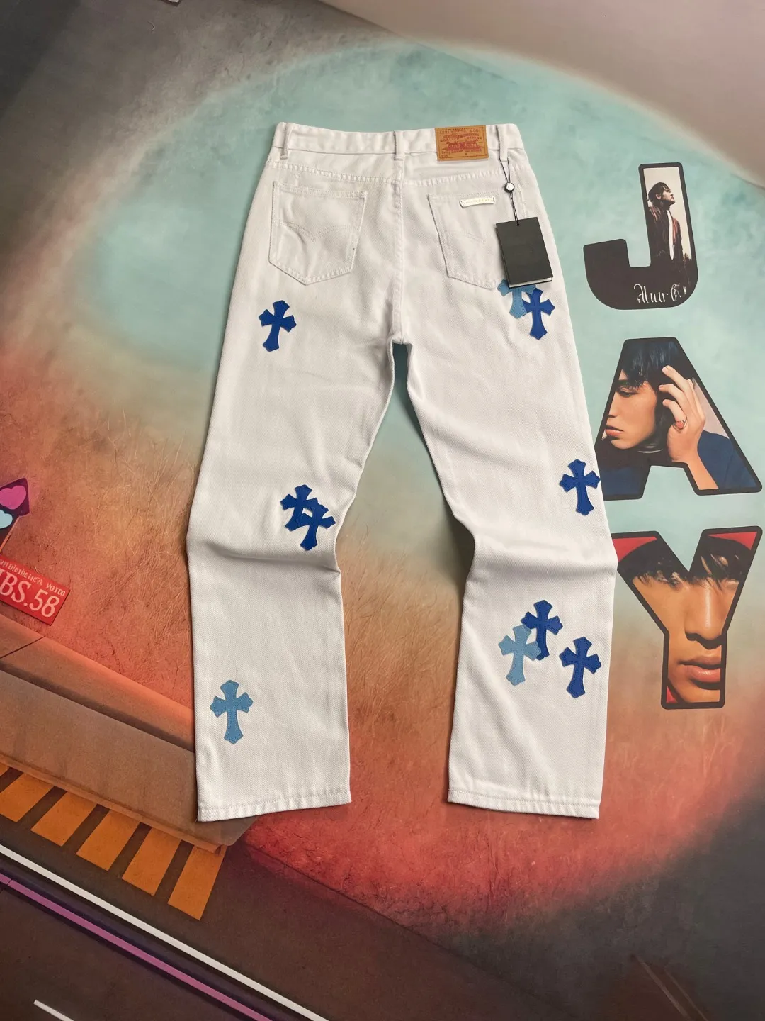 🅿️240 🔘Style No.-KL121 🔘Cro Heart𝐂𝐡𝐫𝐨𝐦𝐞 𝐇𝐞𝐚𝐫𝐭 Miami high street white and blue cross patchwork leather retro straight jeans* are carefully crafted with top-notch heavy-duty washing technology, and every process is dedicated to ingenuity. The calfskin is precisely laser-cut and turned into exquisite crosses, showing a luxurious texture in every detail. Paired with distressed silver hardware, the retro charm and fashion style are cleverly blended. The straight-leg design is a unique one, instantly slimming the upper body, modifying the lines of the legs, and showing a neat and capable temperament. From fabric selection to craftsmanship, every step is strictly controlled to show high-end quality and be clearly distinguished from ordinary products on the market. It is tailor-made for you who pursue the ultimate fashion.  Size: S M L XL (28.30.32.34) Color: White